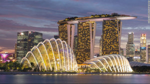 Удивительные здания. В Сингапуре находятся 2 из 3 самых дорогих зданий мира! Концертный зал в форме дуриана (растение, которое считается самым ценным в Юго-Восточной Азии и в Южной Америке) и музей в форме руки робота.